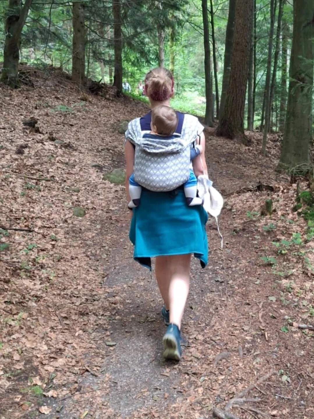 Baby sitzt in Trage auf dem Rücken - MonaS Trageberatung aus Lemgo Kind sitzt in ergonomischer Babytrage auf dem Rücken - MonaS Trageberatung - Trageberaterin aus Lemgo, Detmold, Lippe, OWL und Umgebung