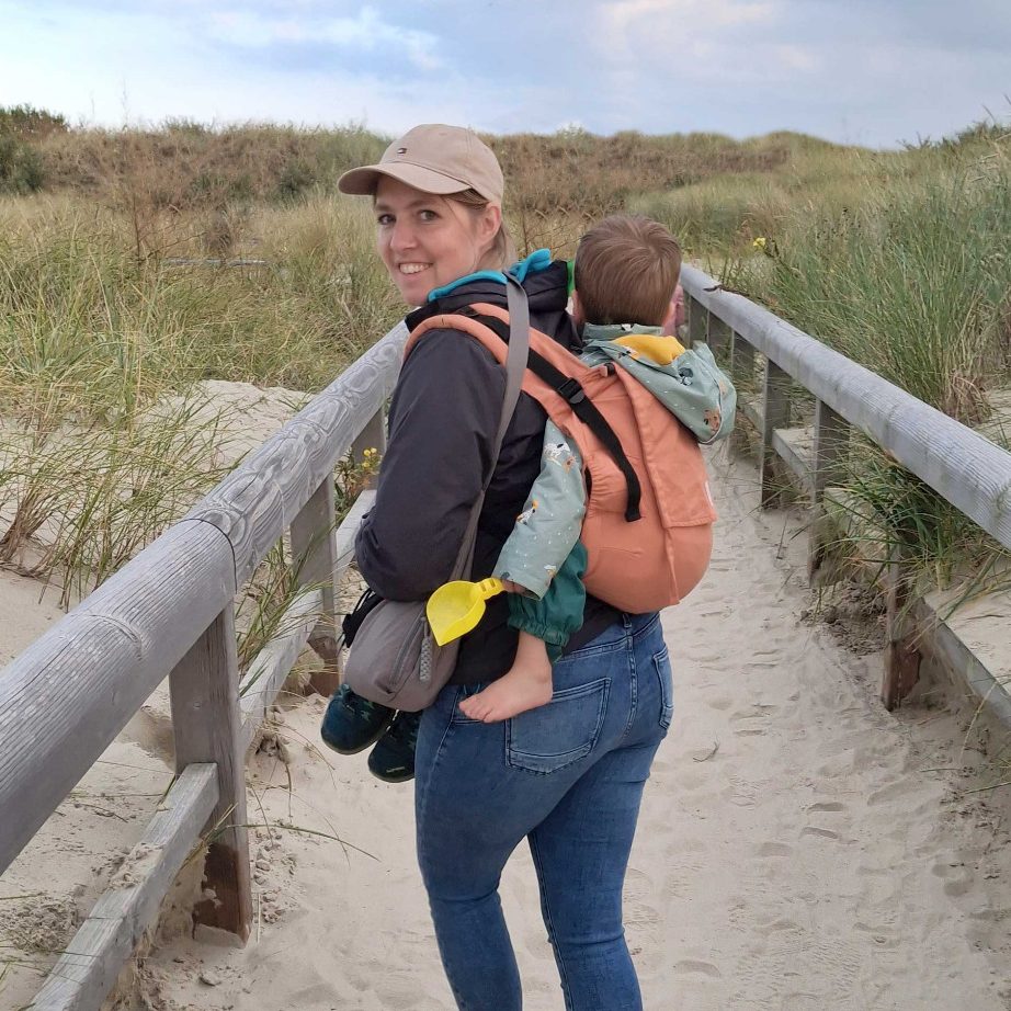 Kind in Babytrage - MonaS Trageberatung Trageberaterin Mona Schulte aus Lemgo mit Baby in ergonomischer Babytrage - Monas Trageberatung